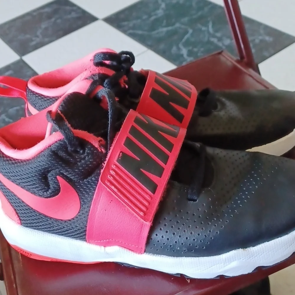 Nike Team Hustle D8 Basketball Sneakers 6 Youth Pink Black White